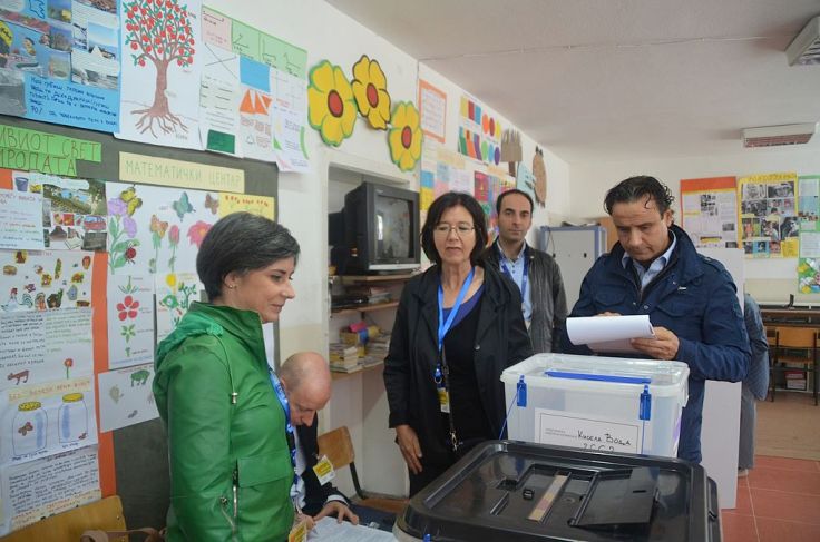 Administration_at_a_polling_station,_27_April._(14063369525)