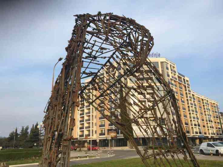 Gewehrskulptur gesamt