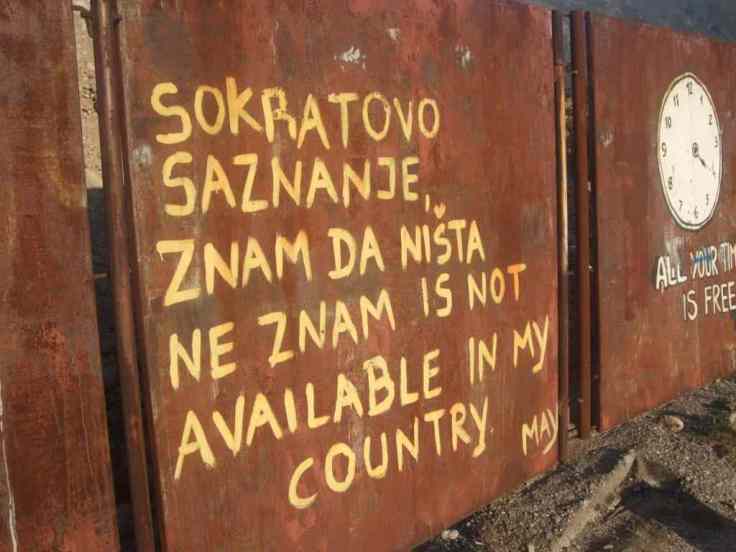 Mostar Street Art Sokrtaes gibt es hier nicht Bauzaun