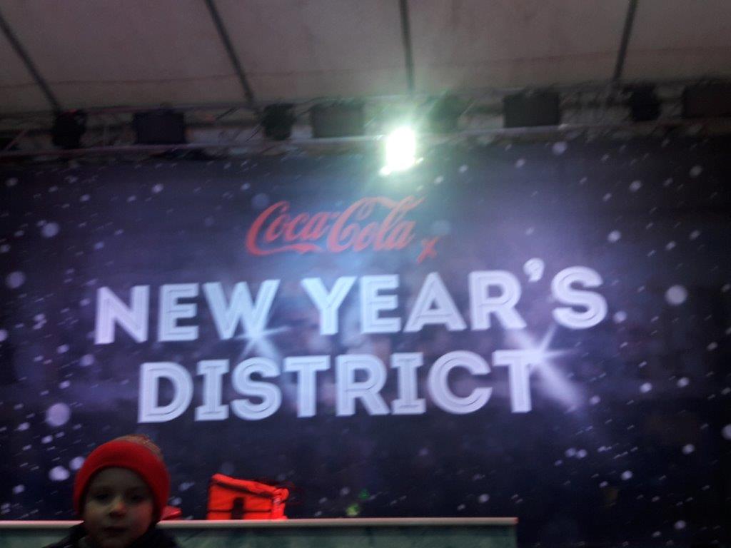 In Belgrad ist das Thema "Neues Jahr" fest in der Hand eines US-amerikanischen Herstellers eines zuckerhaltigen Koffeingetränks